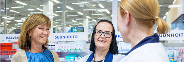 Anna Mari, Katja ja Johanna juttelevat apteekin k&#228;yt&#228;v&#228;ll&#228;.
